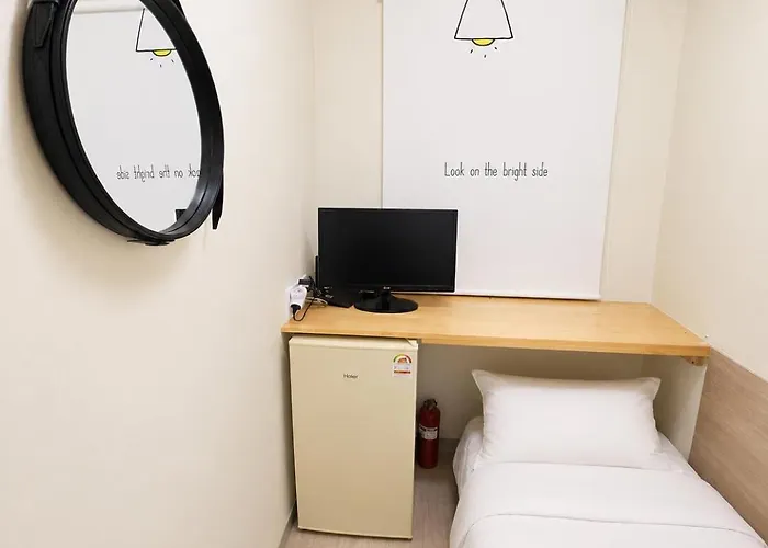 401,20 Minutes To Gangnam Hongdae, Guesthouse, Single Room,itaewon, Shared Bathroom, 아파트 *